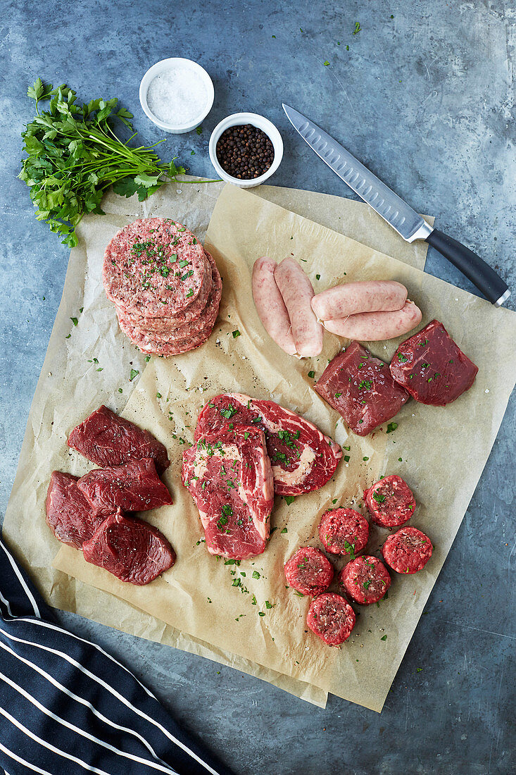 Grillfleisch - Ribeye-Steaks, Pavé-Rumpsteaks und Medaillons, Steak-Burger, Schweinswürste