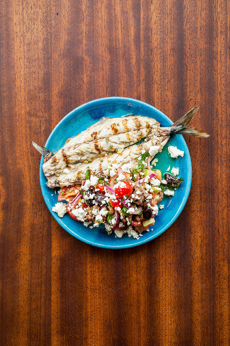 Gegrillter Fisch mit kretischem Zwiebacksalat mit Tomaten, Oregano und Feta