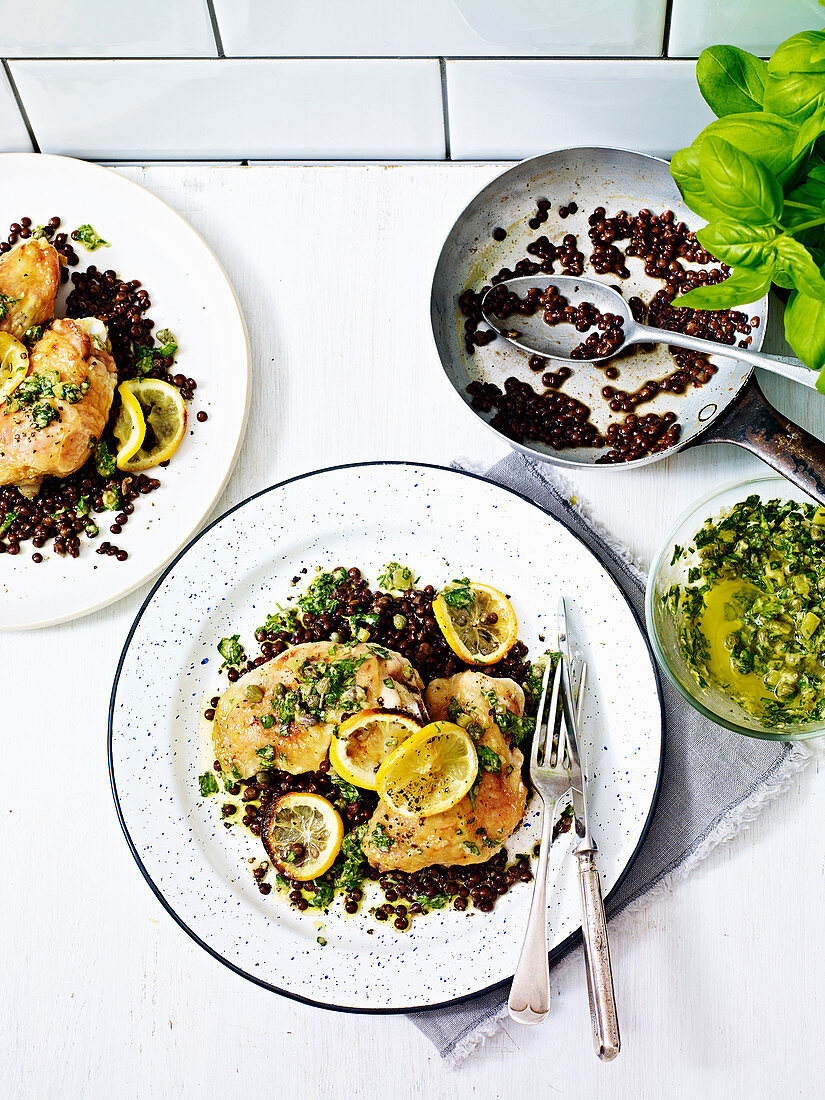 Schnelles Brathähnchen mit Linsen und Salsa Verde