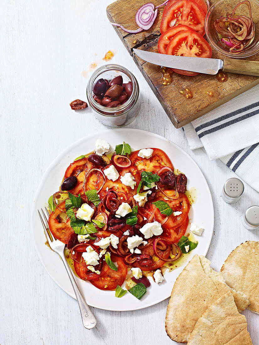 Marinierter Tomaten-Feta-Salat mit Oliven