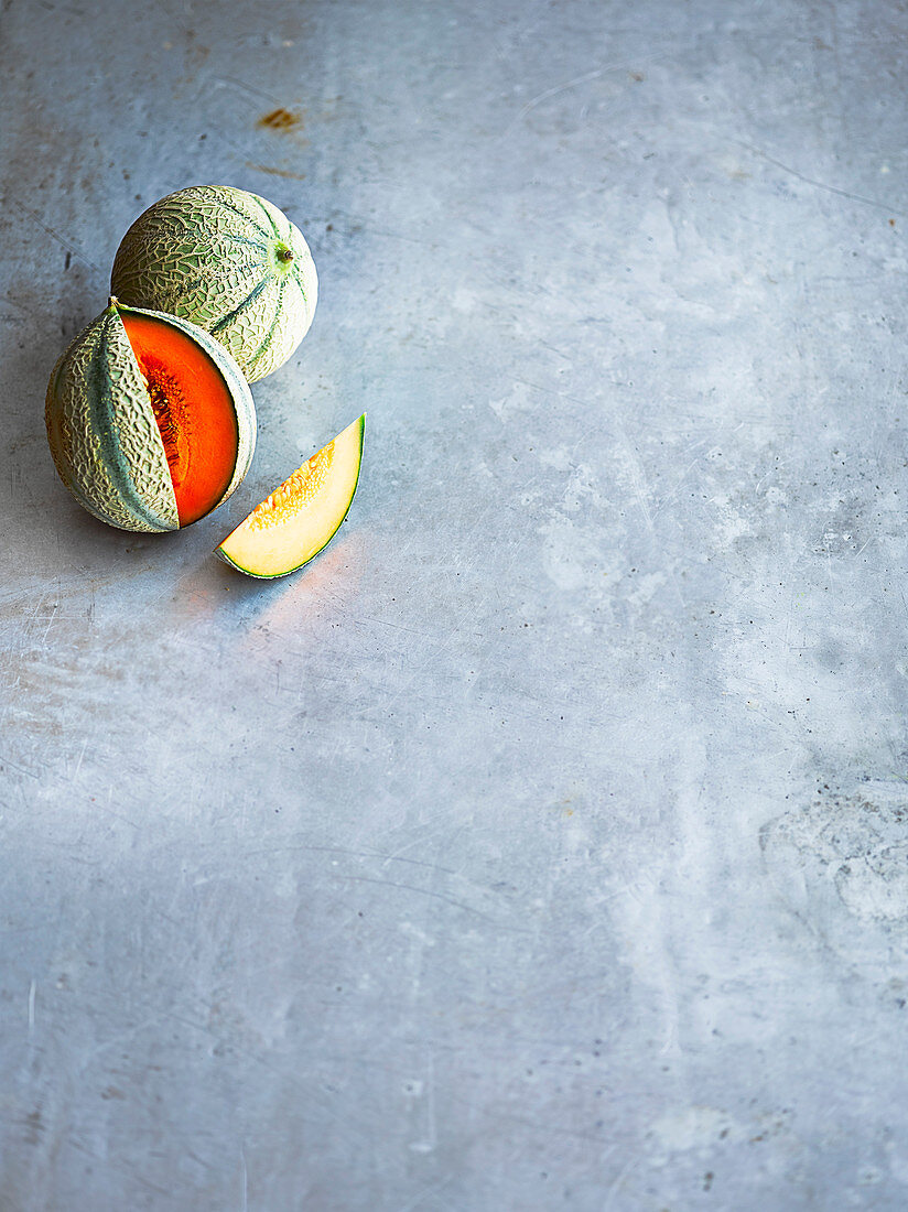 Cantaloupemelonen, ganz und angeschnitten