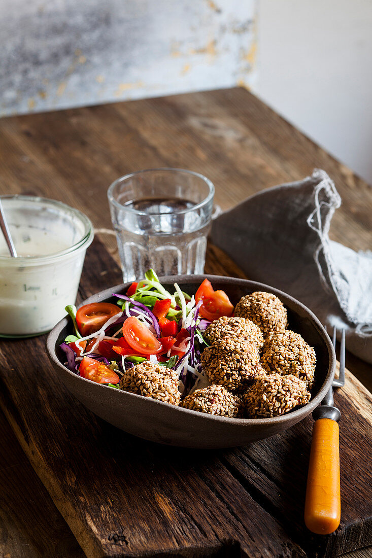 Salad with baked spinach falafel