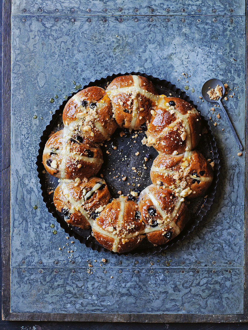 Hot Cross Buns mit Heidelbeeren