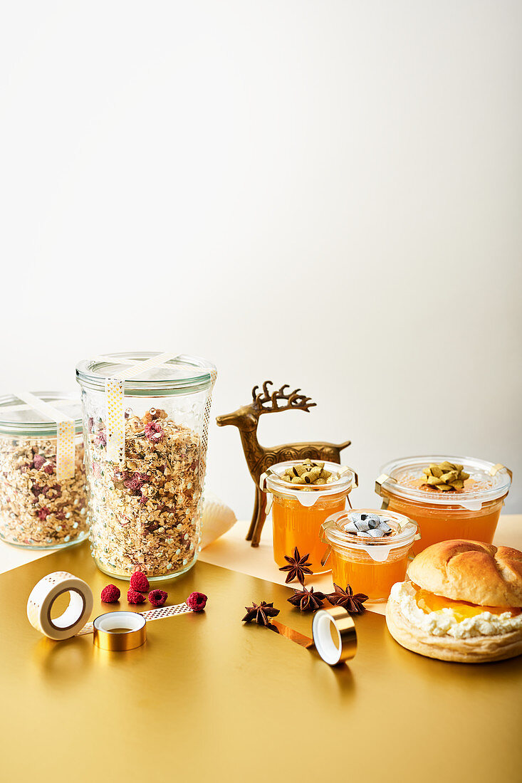 Porridge mixture and yuzu preserve as a gift