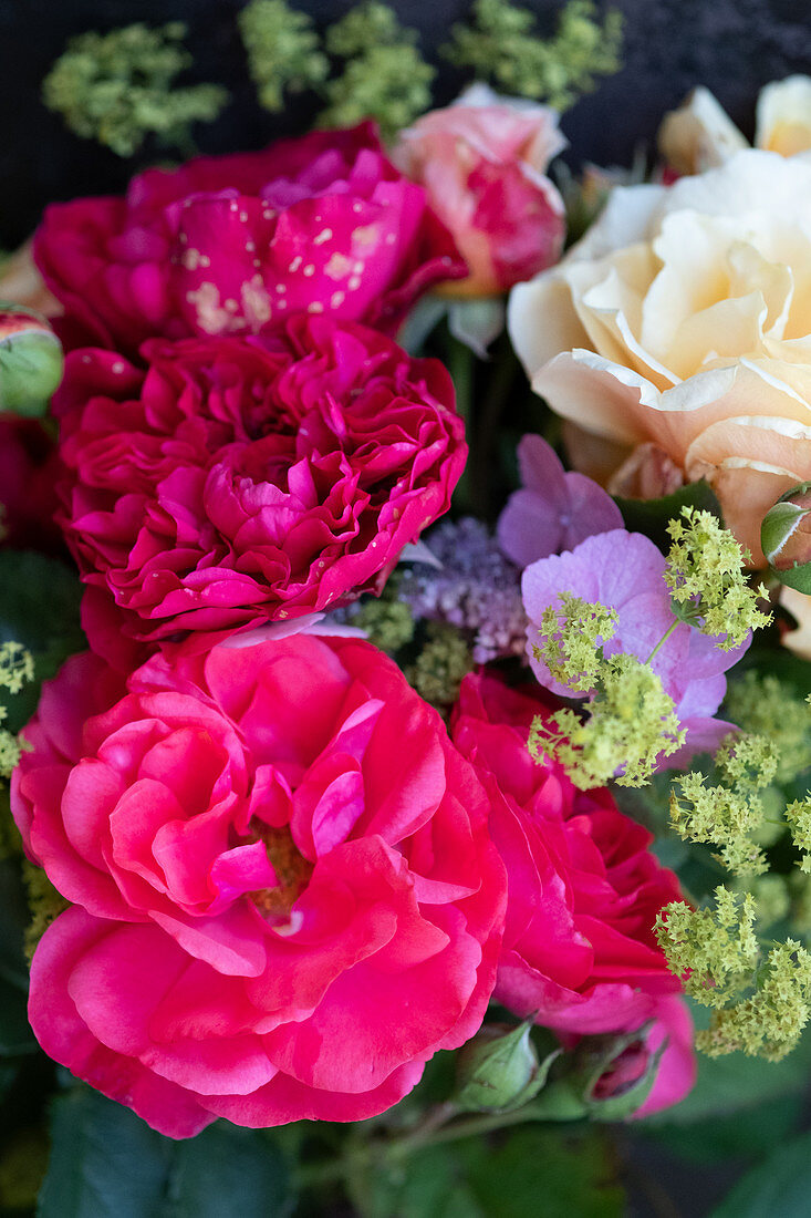 Strauß aus Rosenblüten, Frauenmantel und Hortensie