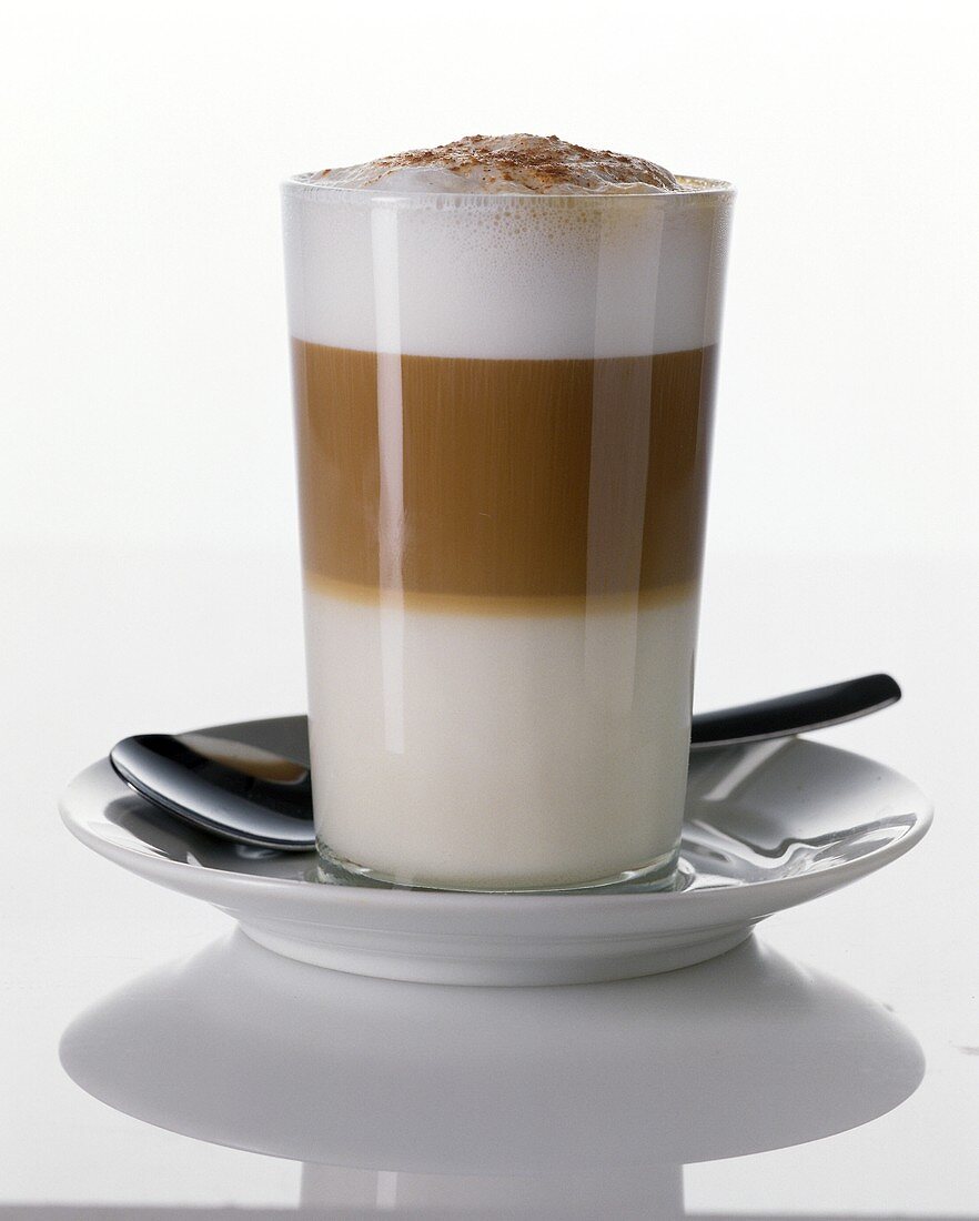 Originell eingegossener Milchkaffe im Glas (Latte Macchiato)