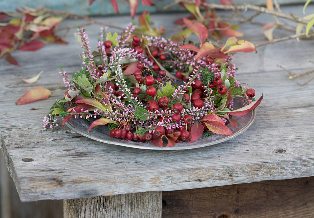 Kranz aus Weißdornbeeren, Knospenheide und Zweigen mit Blättern