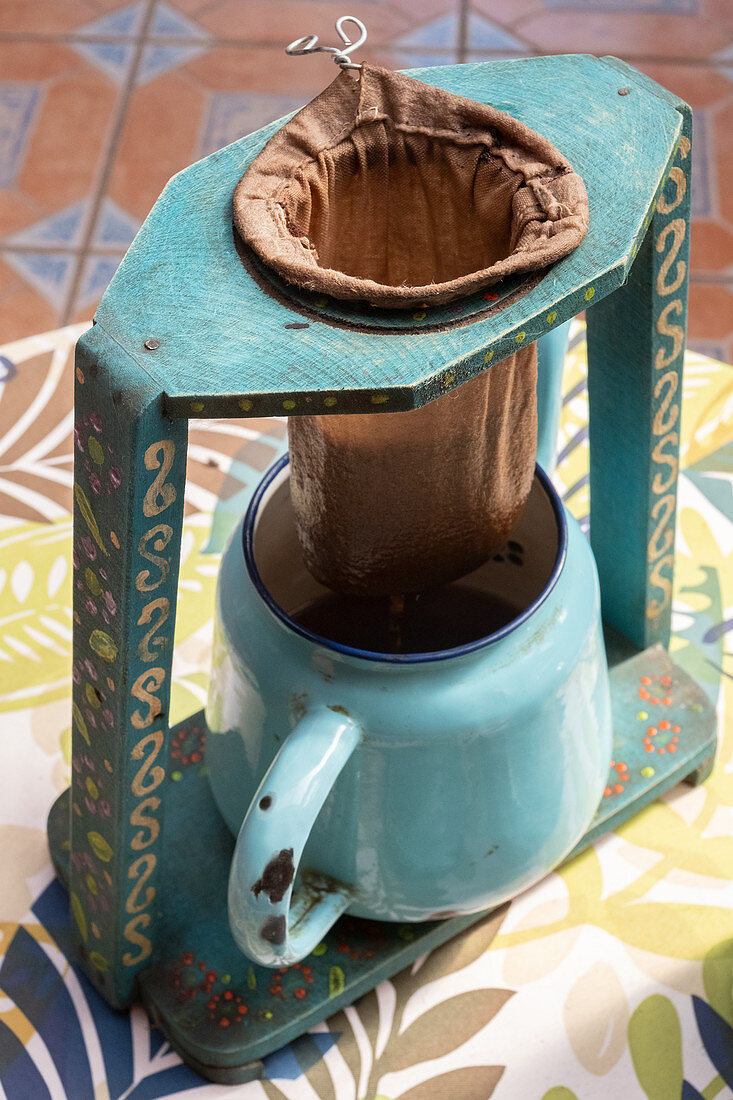 Kaffee zubereiten, traditionelle Brühmethode in Costa Rica, Zentralamerika, Amerika