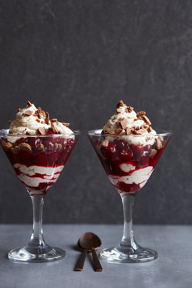 Gingerbread-mascarpone cream with cherry compote