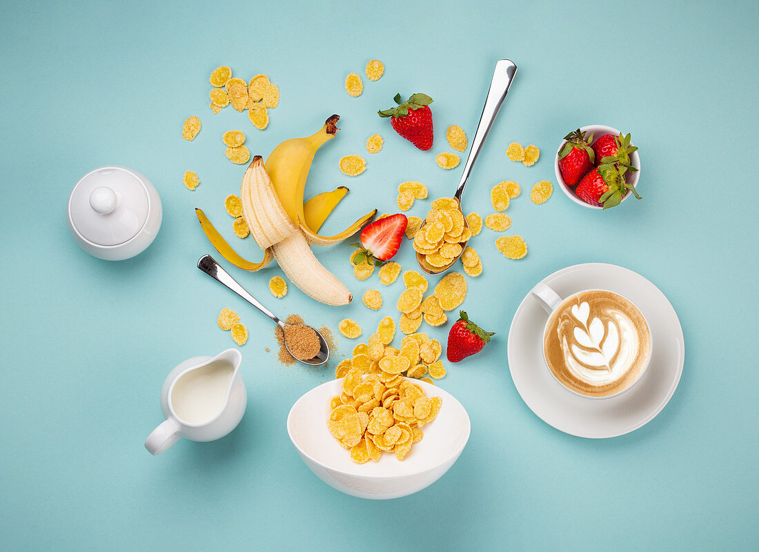 Cornflakes und Obst als Zutaten fürs gesunde Frühstück