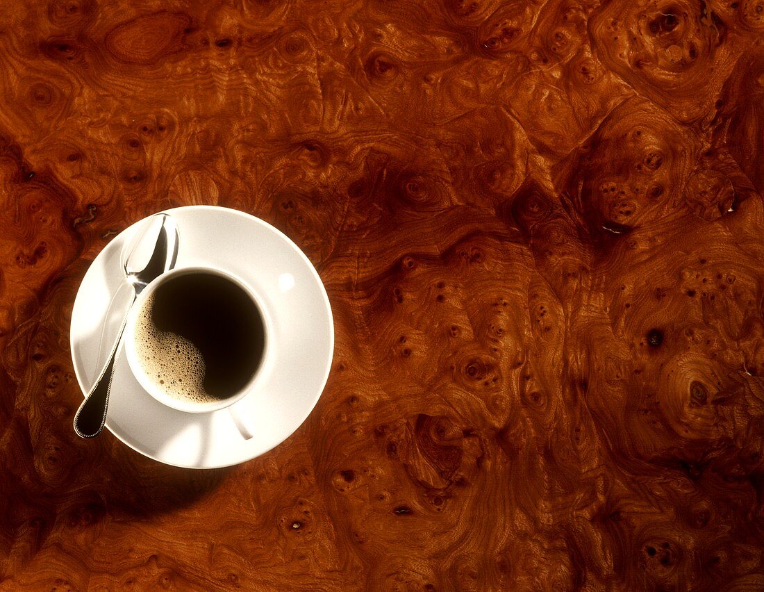 Eine weiße Tasse mit Kaffee von oben
