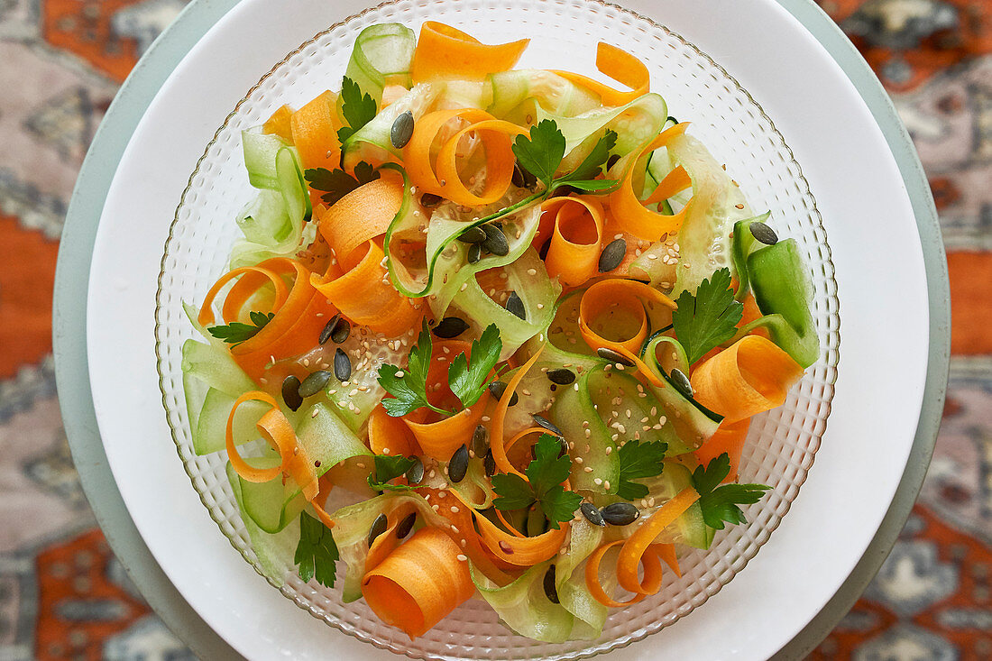 Karotten-Gurken-Salat mit Kürbiskernen