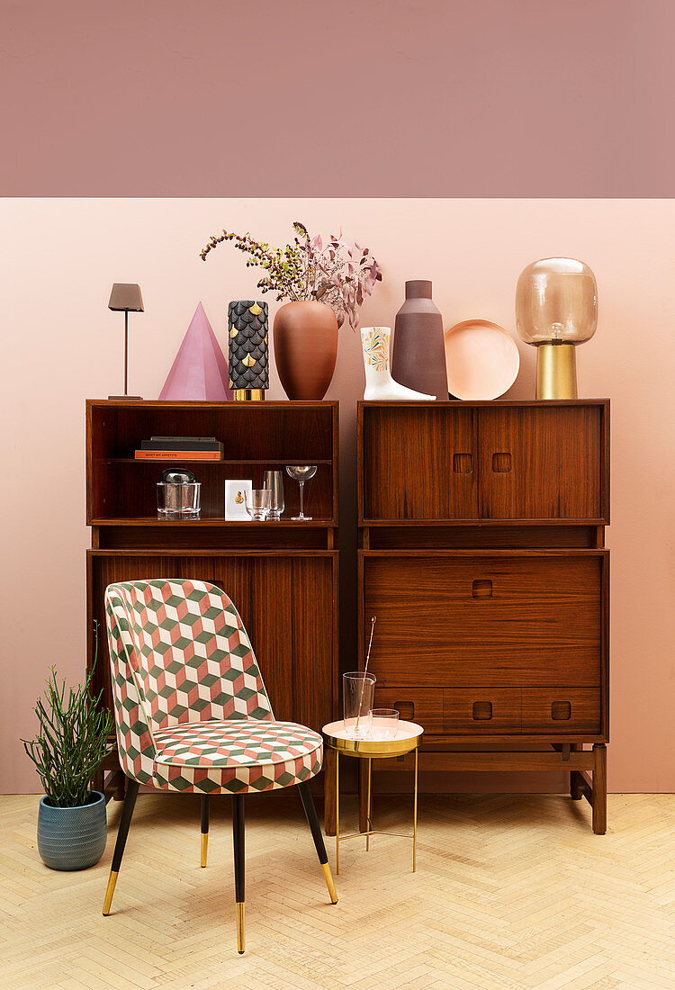 Retro Sideboards mit Vasen, davor Polstersttuhl und Beistelltisch