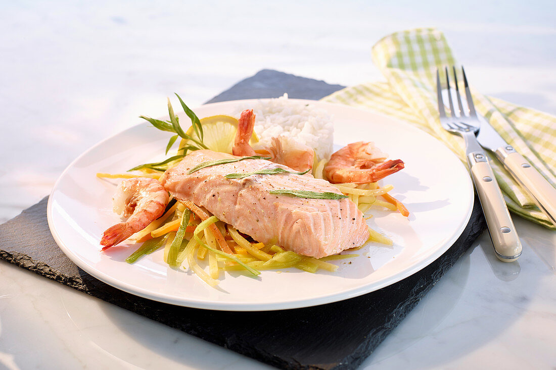 Steamed salmon with prawns, rice and vegetables