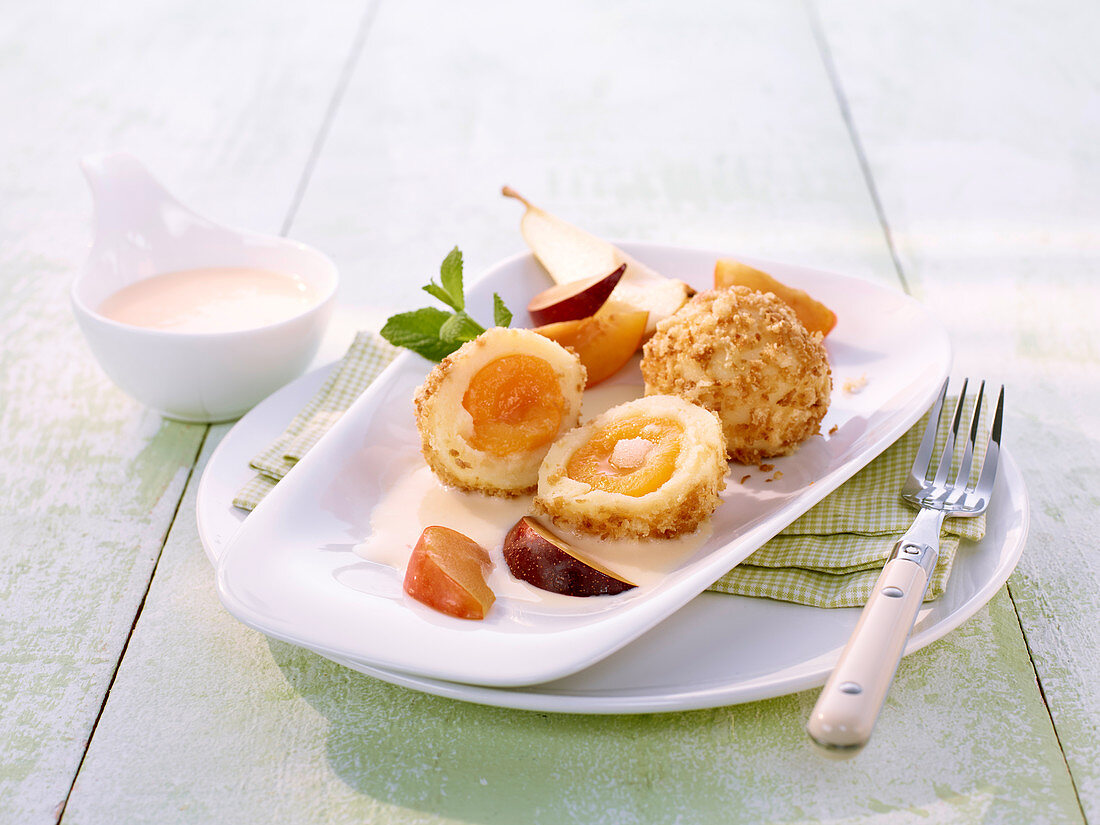 Marillenknödel mit Vanillesauce