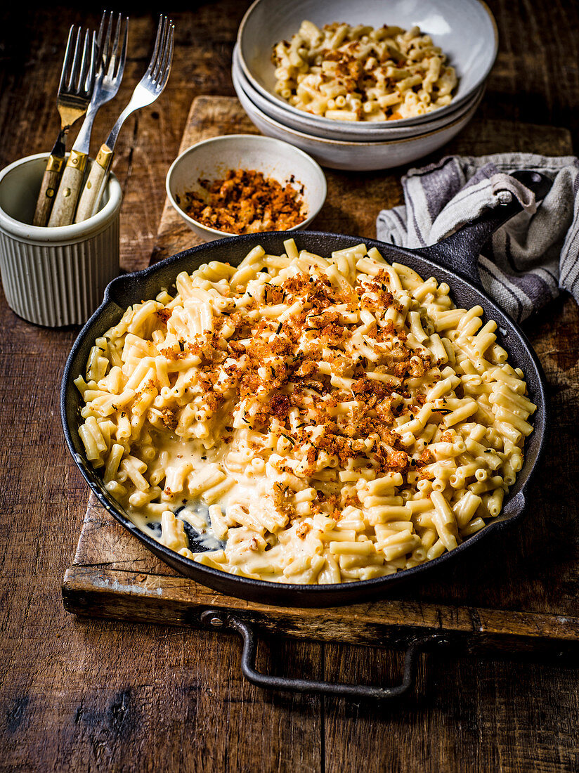Cheat’s melting mac and cheese with crispy breadcrumbs
