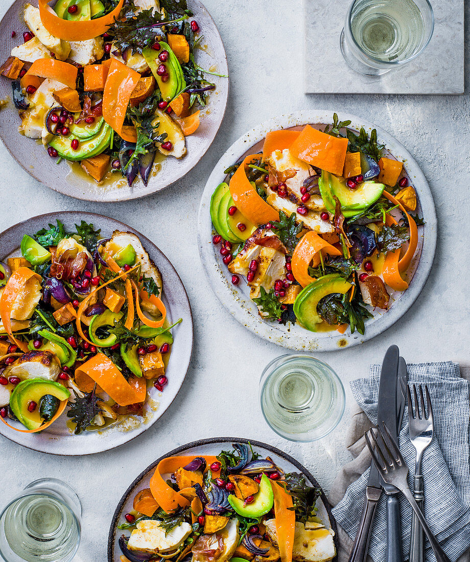 Miso-Grünkohl-Salat mit Granatapfel und Hähnchen