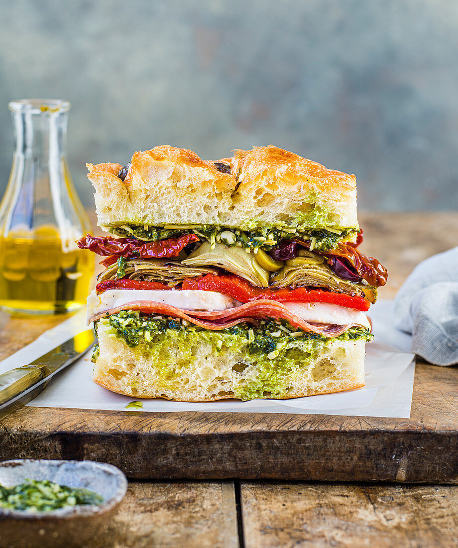 Sandwich mit Salami, Mozzarella und Artischocken