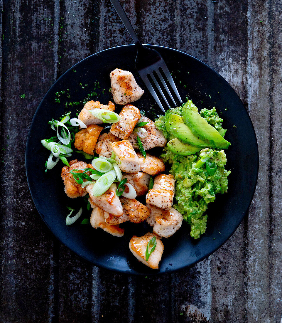 Fried chicken breast with broccoli purée and gucamole