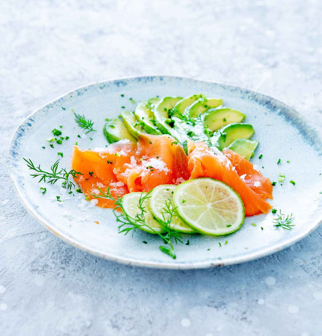 Salmon with avocado, limes and dill