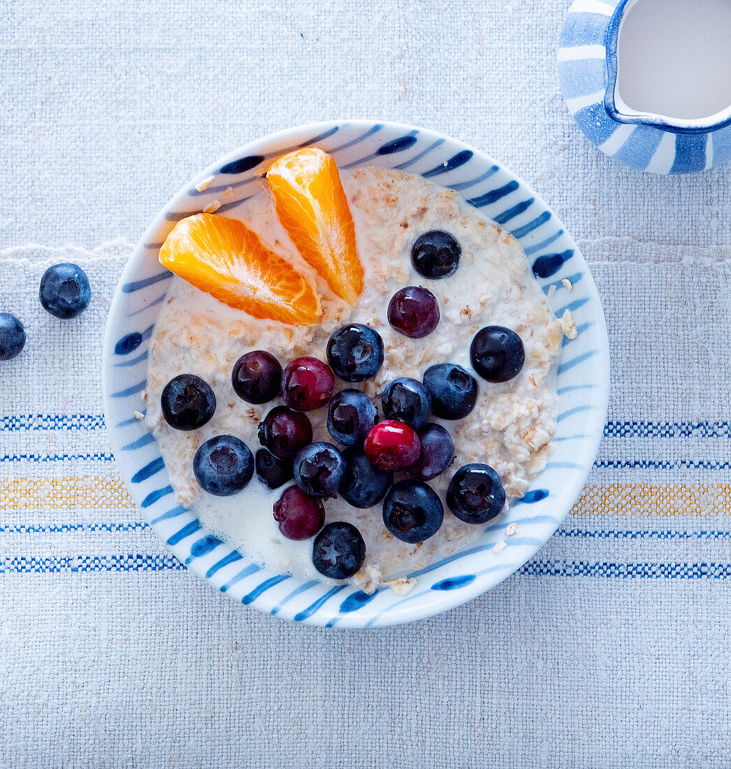 Porridge mit Heidelbeeren und Mandarinen