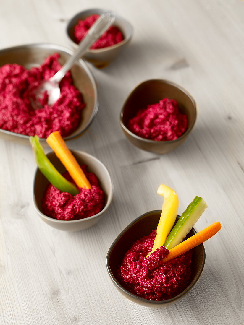 Rote-Bete-Hummus mit Gemüsesticks