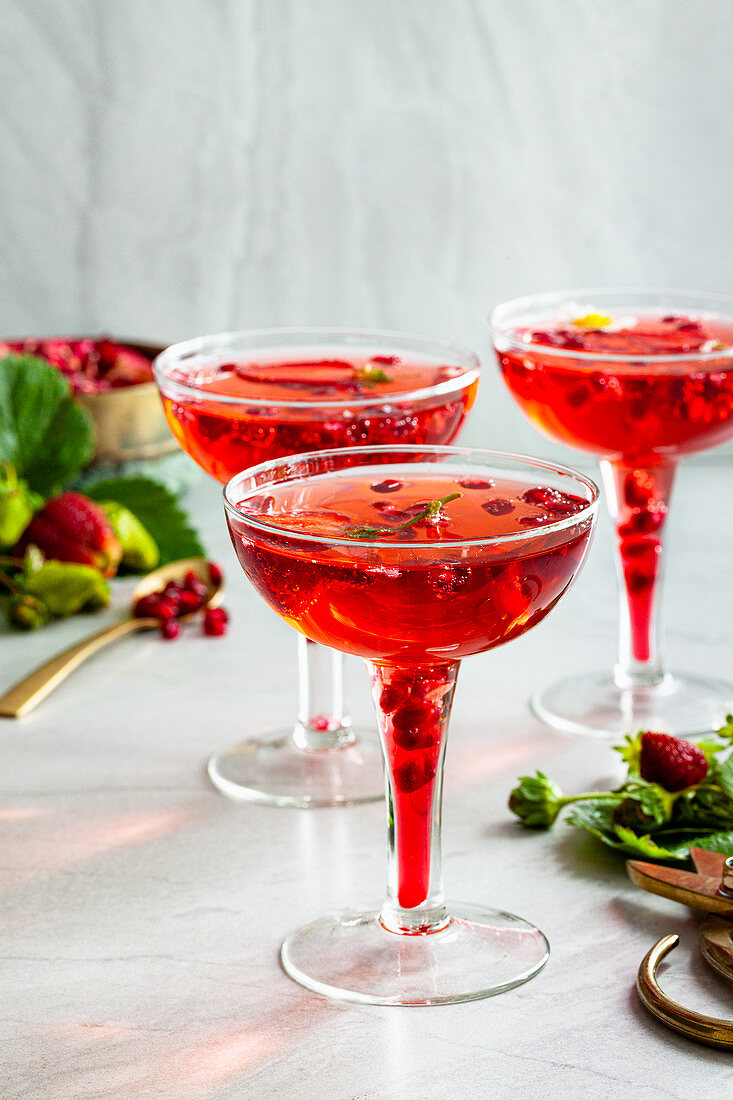 Erdbeer-Granatapfel-Cocktails