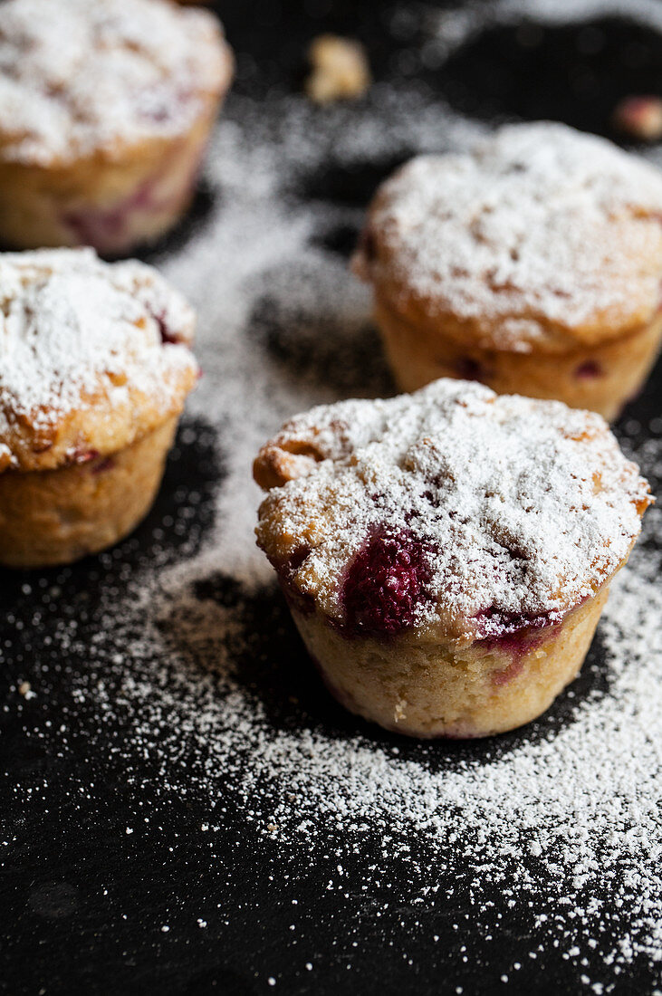 Himbeermuffins mit Puderzucker