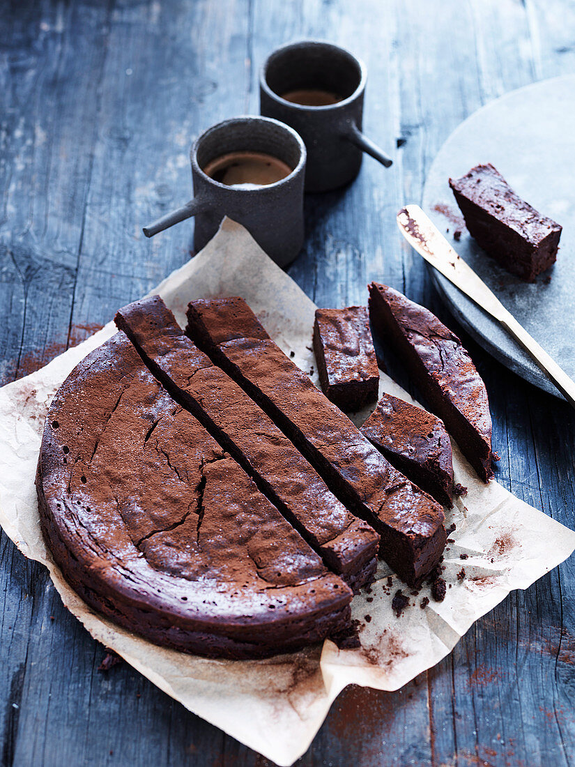 Dunkler Schokoladenkuchen mit Kakaopulver