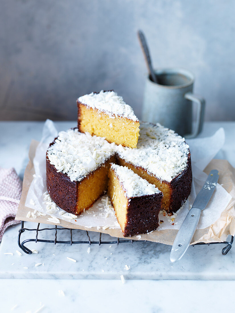 Mehlloser weisser Schokoladen-Orangen-Kuchen