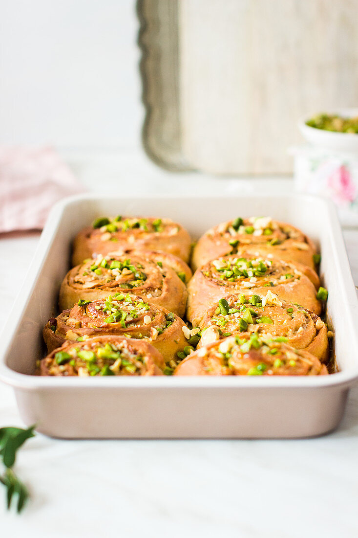 Hefeschnecken mit Pistazien, Walnüssen und Honig