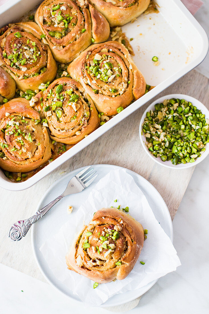 Hefeschnecken mit Pistazien, Walnüssen und Honig