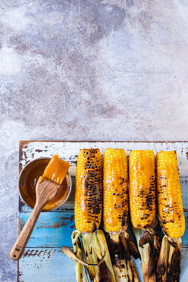 Barbecued corn cobs