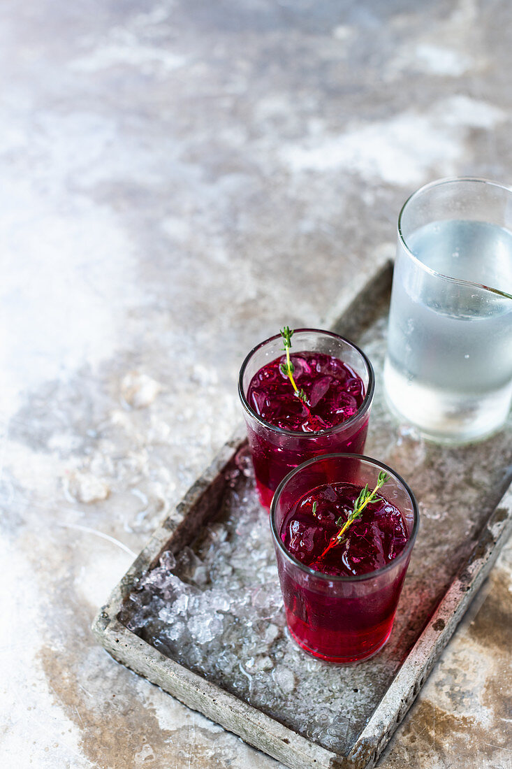 Rote-Bete-Gin mit Eiswürfeln und Thymian