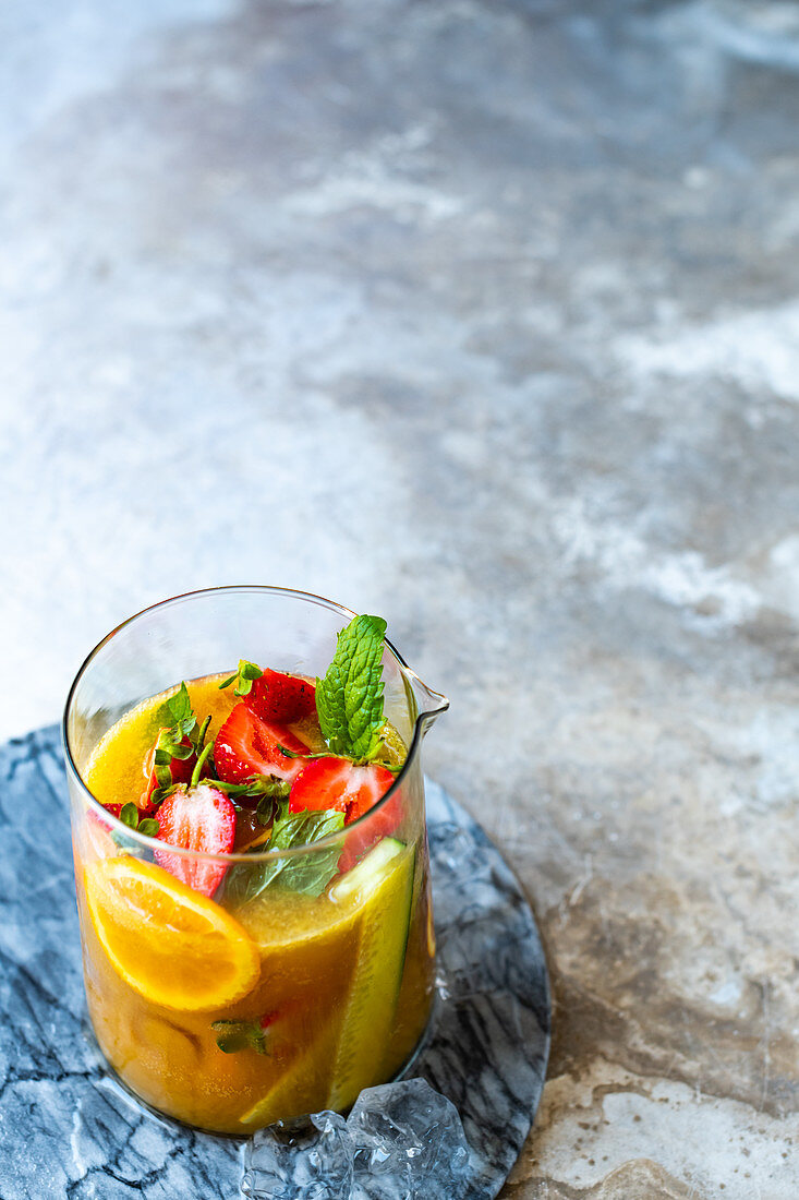 Pimms Cocktail mit Orangen und Erdbeeren