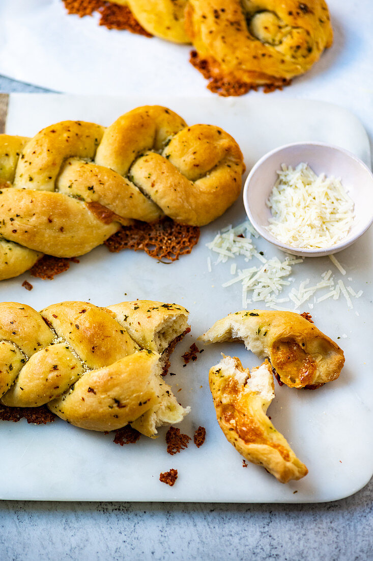 Geflochtenes Knoblauchbrot mit geriebenem Käse