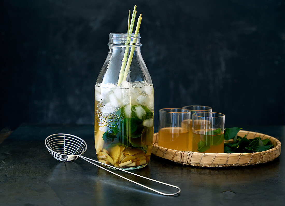 Ingwergetränk mit Zitronengras und Eiswürfeln