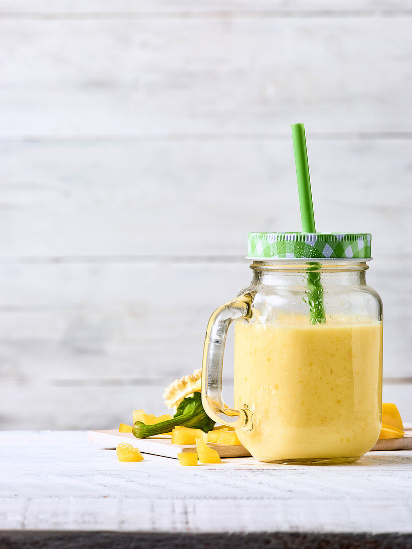 Gelber Paprika-Mango-Smoothie mit Buttermilch