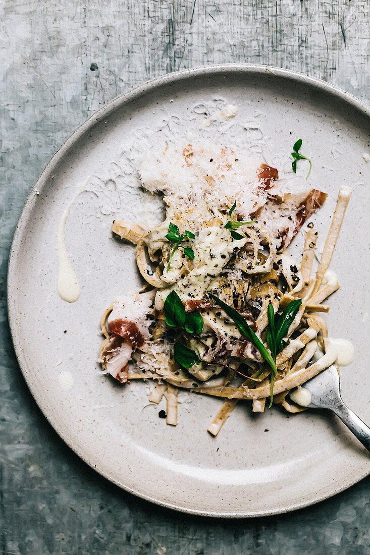 Tagliatelle mit Parmaschinken und Parmesansauce