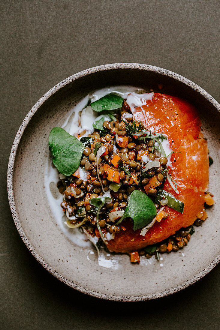 Graved Lachs mit Linsensalat