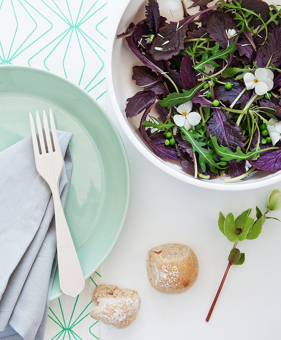 Mixed leaf salad with peas and flowers