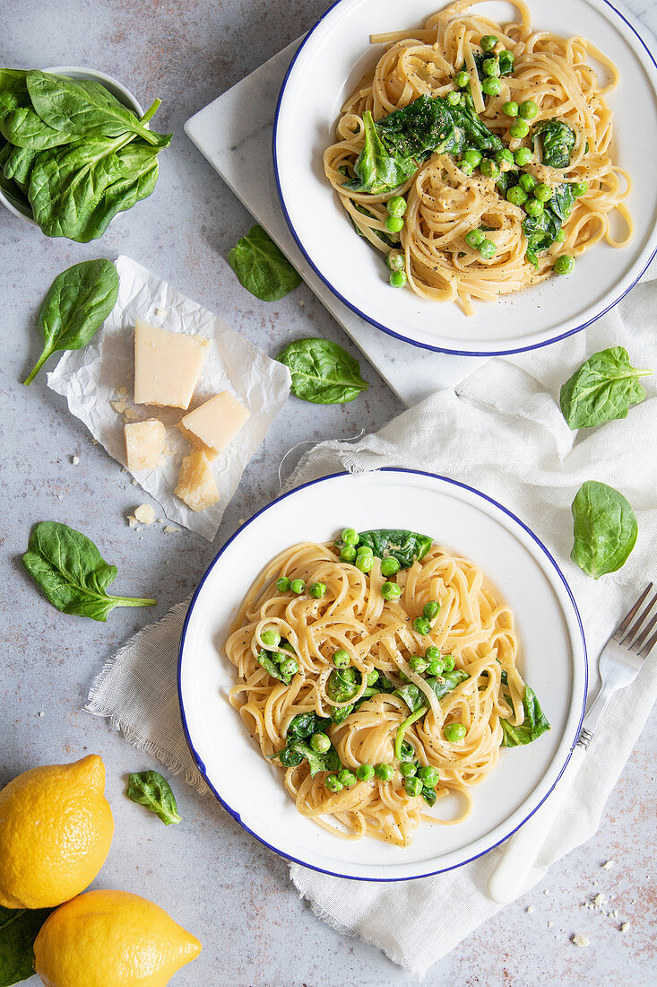 Pasta with spinach, peas and lemon