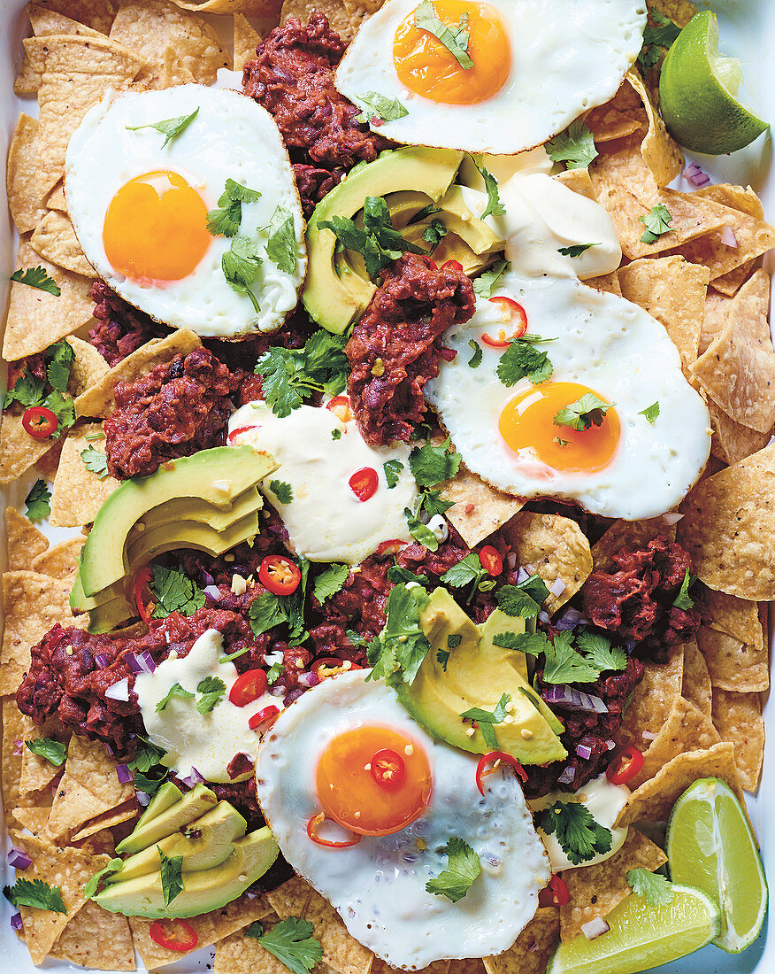 Chilaquiles mit Chipotle, schwarzen Bohnen und Spiegelei (Mexiko)