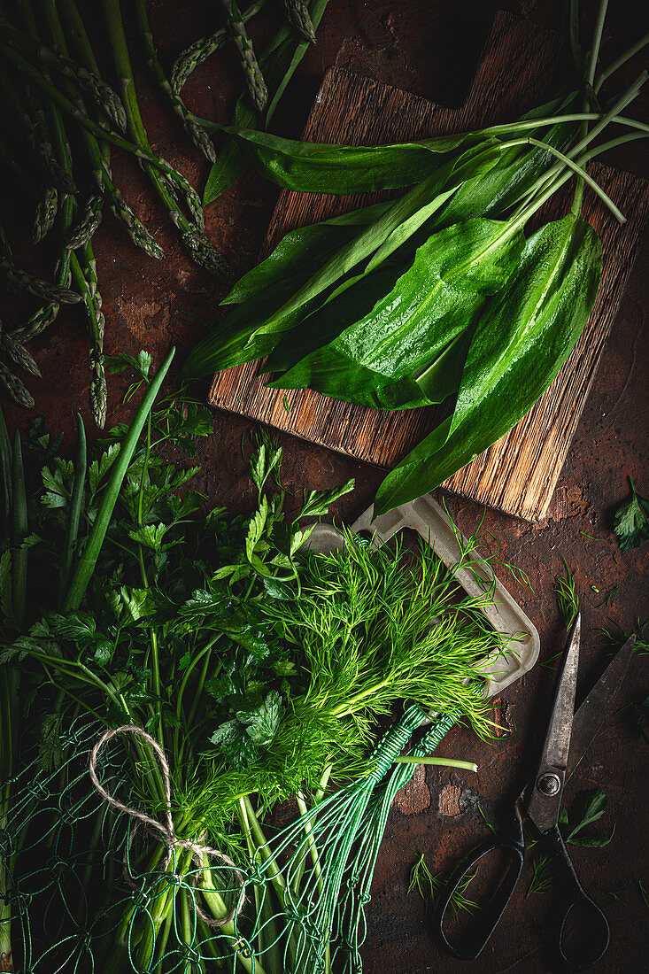 Grüner Spargel, Bärlauch und frische Küchenkräuter