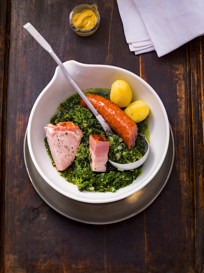 Kale with a smoked 'Pinkel' sausage and salted potatoes