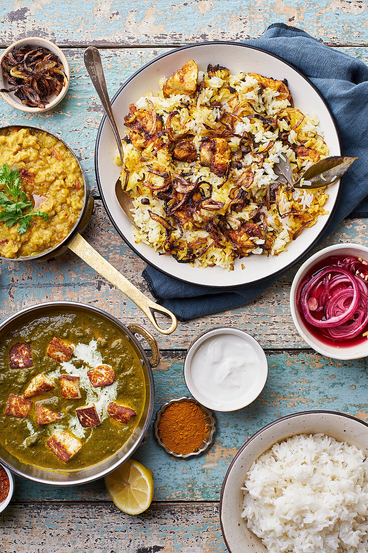 Palak Paneer, Dal und Hyderabadi Biryani mit Huhn (Indien)