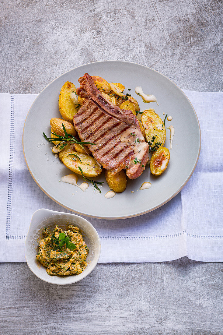 Veal cutlet with spice butter and potatoes