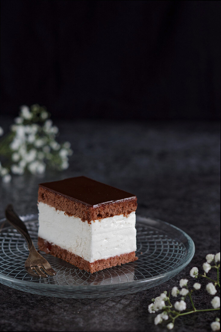 Schokoladen-Sahne-Schnitte auf Glasteller