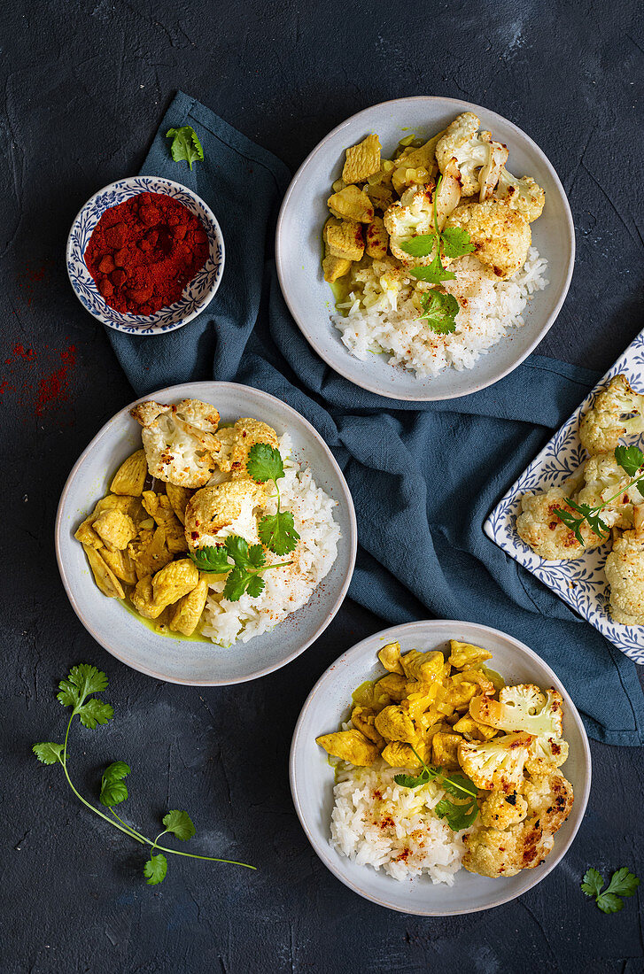 Kokos-Curry-Hähnchen mit gebratenem Blumenkohl und Reis