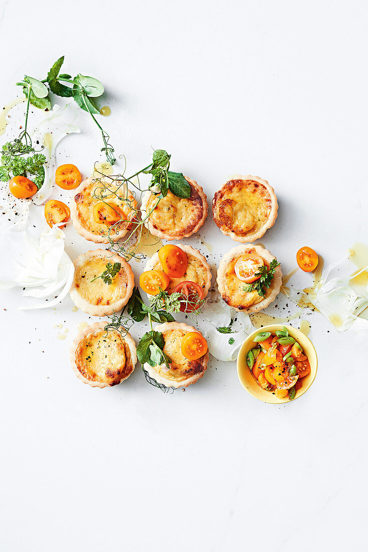 Mini-Käse-Quiches mit Kirschtomaten